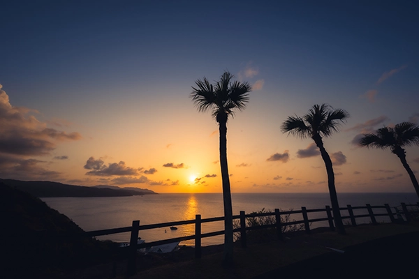 夕日に染まる大浜海浜公園